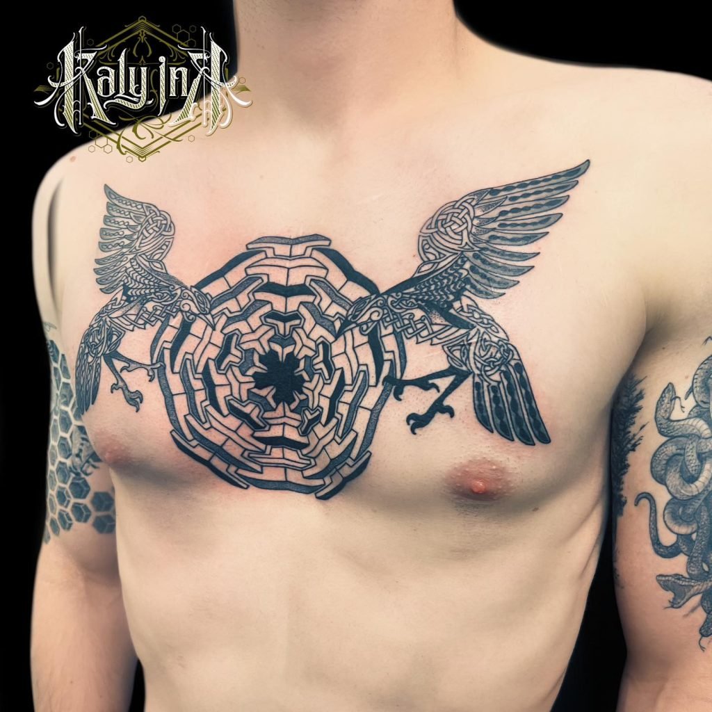 Dans le cadre mystique de Gradignan, entre les vallées verdoyantes de Bordeaux et les rivages tumultueux du Bassin d'Arcachon en Gironde, se niche un sanctuaire de l'art corporel : le salon Lys Tattoo. Reconnu pour son expertise artistique et son engagement envers des normes d'hygiène impeccables, cet établissement est le choix parfait pour ceux qui cherchent à incarner la puissance et la bravoure des Vikings à travers un tatouage représentant des corbeaux, des symboles récurrents dans la mythologie nordique. Au cœur de ce temple de la créativité, les meilleurs tatoueurs et tatoueuses de la région se rassemblent pour donner vie à des œuvres qui évoquent la force, la liberté et la sagesse des corbeaux, souvent associés aux dieux nordiques Odin et Huginn et Muninn. Leur talent exceptionnel se manifeste dans chaque ligne, chaque détail, transformant la peau en une toile vivante qui célèbre l'héritage et la mythologie vikings. Les corbeaux étaient considérés comme des messagers des dieux dans la mythologie nordique, symbolisant la connaissance, la mémoire et la prévoyance. Dans un tatouage viking, ils peuvent être représentés avec des détails saisissants, leurs ailes déployées et leurs yeux perçants incarnant la puissance et la mystique de ces créatures légendaires. Les artistes de Lys Tattoo capturent la majesté et la mystique des corbeaux vikings avec une habileté remarquable. Leurs lignes précises et leurs ombrages subtils donnent vie à chaque plume, chaque regard, chaque détail, créant ainsi un tatouage qui évoque la puissance et la sagesse des anciens guerriers nordiques. De plus, l'engagement envers l'hygiène chez Lys Tattoo est exemplaire. Le salon adhère aux normes les plus strictes en matière de propreté et de sécurité, garantissant ainsi un environnement sûr et stérile pour chaque client. Situé à proximité de Mérignac, Langon et Libourne, Lys Tattoo est facilement accessible pour ceux qui recherchent un tatouage qui capture l'esprit et la légende des Vikings dans la région de la Gironde. Que vous résidiez à Bègles, Villenave d'Ornon, Pessac ou Talence, vous pouvez vous rendre à ce havre de créativité et d'hygiène irréprochable et transformer votre peau en une œuvre d'art vivante, où la puissance des corbeaux vikings et la sécurité se rencontrent pour créer une expérience de tatouage inoubliable