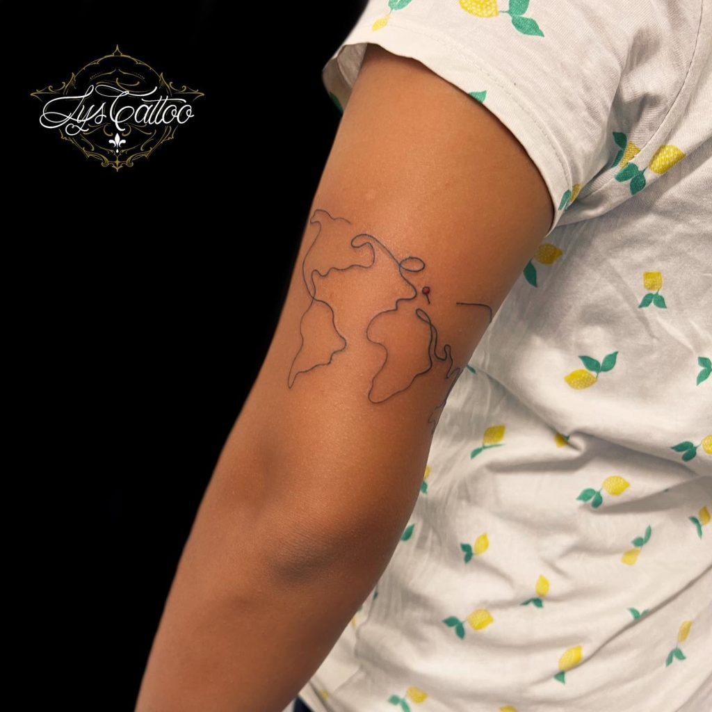 Dans l'atmosphère cosmopolite de Gradignan, à proximité des merveilles naturelles de Bordeaux et du Bassin d'Arcachon en Gironde, se trouve un sanctuaire de l'art corporel : le salon Lys Tattoo. Connu pour son expertise artistique et son engagement envers des normes d'hygiène irréprochables, cet établissement est un lieu de choix pour ceux qui cherchent à représenter leur amour du voyage et de l'aventure à travers un tatouage de carte du monde. Au cœur de ce temple de l'expression artistique, les meilleurs tatoueurs et tatoueuses de la région se rassemblent pour donner vie à des œuvres qui célèbrent la diversité et la beauté de notre planète. Leur talent exceptionnel se manifeste dans chaque ligne, chaque détail, transformant la peau en une toile vivante qui raconte les histoires de voyages passés et de destinations futures. La carte du monde tatouée incarne l'esprit d'exploration et de découverte. Chaque continent, chaque pays, chaque ville est représenté avec précision, rappelant les aventures passées et inspirant de nouvelles expéditions. Que ce soit pour commémorer un voyage mémorable, exprimer un amour pour la géographie ou simplement symboliser un désir de liberté et d'exploration, la carte du monde est un choix de tatouage intemporel et significatif. Les artistes de Lys Tattoo capturent la grandeur et la complexité de la carte du monde avec une habileté remarquable. Leurs lignes précises et leurs ombrages subtils donnent vie à chaque détail, créant ainsi un tatouage qui évoque l'immensité et la diversité de notre planète. De plus, l'engagement envers l'hygiène chez Lys Tattoo est exemplaire. Le salon adhère aux normes les plus strictes en matière de propreté et de sécurité, offrant ainsi à chaque client un environnement sûr et stérile. Situé à proximité de Mérignac, Langon et Libourne, Lys Tattoo est facilement accessible pour ceux qui recherchent les meilleurs tatoueurs de la région de la Gironde. Que vous résidiez à Bègles, Villenave d'Ornon, Pessac ou Talence, vous pouvez vous rendre à ce havre de créativité et d'hygiène irréprochable et transformer votre peau en une œuvre d'art vivante, où l'aventure, la découverte et la sécurité se rencontrent pour créer une expérience de tatouage inoubliable