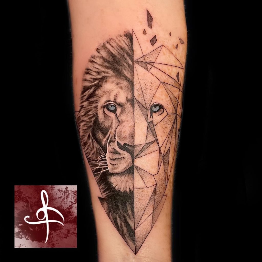 Dans le cadre captivant de Gradignan, entre les collines verdoyantes de Bordeaux et les rivages paisibles du Bassin d'Arcachon en Gironde, se trouve un sanctuaire de l'art corporel : le salon Lys Tattoo. Reconnu pour son expertise artistique et son engagement envers des normes d'hygiène impeccables, cet établissement est le choix idéal pour ceux qui recherchent l'audace et la créativité dans un tatouage représentant une tête de lion à demi réaliste et à demi géométrique. Au cœur de ce temple de la créativité, les meilleurs tatoueurs et tatoueuses de la région se rassemblent pour donner vie à des œuvres qui évoquent la force, le courage et la majesté du roi de la jungle. Leur talent exceptionnel se manifeste dans chaque ligne, chaque détail, transformant la peau en une toile vivante qui célèbre la puissance et la beauté de cet animal emblématique. La tête de lion, avec sa crinière flamboyante et son regard perçant, est un symbole de force, de leadership et de noblesse. Dans un tatouage à demi réaliste et à demi géométrique, elle peut être représentée avec des détails réalistes d'un côté, contrastant avec des formes géométriques stylisées de l'autre, créant ainsi une composition visuellement saisissante et symboliquement riche. Les artistes de Lys Tattoo captent la grandeur et la complexité du lion avec une habileté remarquable. Leur maîtrise des techniques de tatouage réaliste et géométrique leur permet de créer une fusion harmonieuse entre ces deux styles, donnant vie à une œuvre qui évoque à la fois la force brute et la sophistication artistique. De plus, l'engagement envers l'hygiène chez Lys Tattoo est exemplaire. Le salon adhère aux normes les plus strictes en matière de propreté et de sécurité, garantissant ainsi un environnement sûr et stérile pour chaque client. Situé à proximité de Mérignac, Langon et Libourne, Lys Tattoo est facilement accessible pour ceux qui recherchent un tatouage qui allie audace et élégance dans la région de la Gironde. Que vous résidiez à Bègles, Villenave d'Ornon, Pessac ou Talence, vous pouvez vous rendre à ce havre de créativité et d'hygiène irréprochable et transformer votre peau en une œuvre d'art vivante, où la puissance du lion et la sécurité se rencontrent pour créer une expérience de tatouage inoubliable