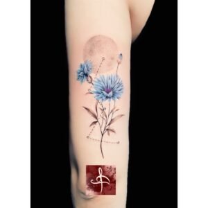 Tatouage floral fleur de bleuet en couleur fin et féminin. Tatouage réalisé chez lys tattoo à Gradignan proche de Bordeaux Pessac Talence en Gironde.