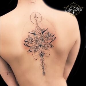 Tatouage fleur de lotus réalisé par le meilleur salon de tatouage en Gironde. Tatouage fleur de lotus style fin et féminin. Tatouage réalisé à Gradignan proche du Bassin d’Arcachon et de Le Barp, le long de la colonne vertébrale.