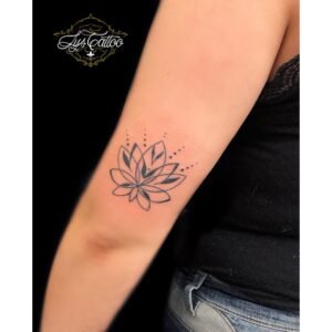Tatouage fleur de lotus réalisé par le meilleur salon de tatouage en Gironde. Tatouage fleur de lotus style fin et féminin. Tatouage réalisé derrière le bras, au dessus du coude à Gradignan proche de Léognan et Cestas.
