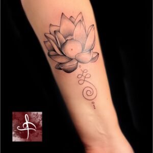 Tatouage avant bras femme, tattoo fleur de lotus type vrai fleur et unalome, fin et féminin. Tatouage fin et féminin
