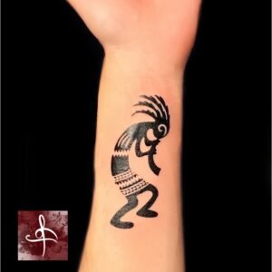 Tatouage sur le poignet, avant bras, personnage de type tribal, polynésien, en noir. Réalisé par les meilleurs tatoueurs proche de Mérignac et BÈGLES en Gironde.