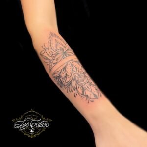 Tatouage fleur de lotus réalisé par le meilleur salon de tatouage en Gironde. Tatouage fleur de lotus style fin et féminin. Réalisation d’une fleur de lotus sur avant bras féminin à Gradignan proche de Mérignac et Eysines