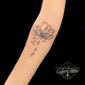 Tatouage fleur de lotus réalisé par le meilleur salon de tatouage en Gironde. Tatouage fleur de lotus style fin et féminin. Tatouage fleur de lotus sur avant bras tout en légèreté et finesse, réalisé à Gradignan proche du bassin de Arcachon.