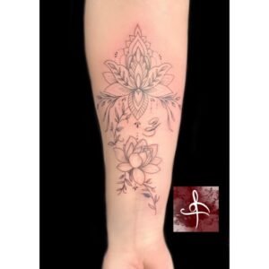 Tatouage fleur de lotus réalisé par le meilleur salon de tatouage en Gironde. Tatouage fleur de lotus style fin et féminin. Réalisation floral type mandala sur avant bras à Gradignan proche de Mérignac et BÈGLES.