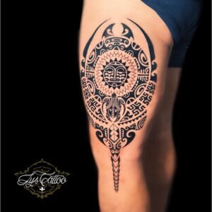 Tatouage maori, polynésien, cuisse homme. Représentation d’une raie manta, tortur et Riki en maori polynésien. Réalisation,par les meilleurs tatoueurs de Bordeaux à Villenave d’Ornon, proche du Bassin d’Arcachon et de BÈGLES.
