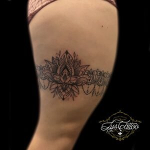 Tatouage fleur de lotus réalisé par le meilleur salon de tatouage en Gironde. Tatouage fleur de lotus style fin et féminin. Fleur de lotus réalisé en jarretière autour de la cuisse, réalisé à Gradignan proche de Mérignac et Talence.