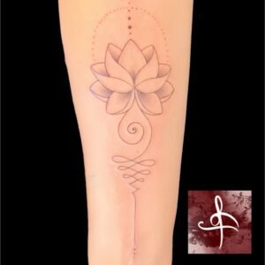 Tatouage fleur de lotus réalisé par le meilleur salon de tatouage en Gironde. Tatouage fleur de lotus style fin et féminin.