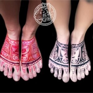 Tatouage maori, poly sien sur les pieds, réalisé à main levé par les meilleurs tatoueurs de Gironde à Villenave d’Ornon proche de Bordeaux
