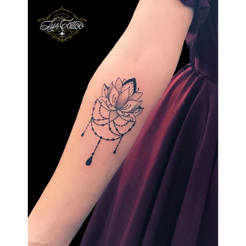 Le meilleur salon de tatouage spécialisé dans les tatouage fleur de lotus à Gradignan proche de Villenave d’Ornon.
