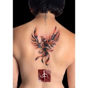 Tatouage dos, colonne vertébrale, phoenix en couleur. Tatouage majestueux d’un phoenix en feu. Réalisé chez le meilleur salon de tatouage de Gironde proche de Villenave d’Ornon et BÈGLES.