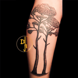 Tatouage arbre, pin des landes, arbres de vie représentant la famille. Réalisé sur un mollet, une jambe. Réalisation à Gradignan proche de Mérignac et Bègles en Gironde