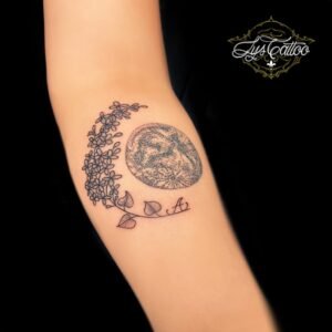 tatouage avant bras femme, floral lunaire, lune en forme de fleur. tatouage réalisé par les meilleurs tatoueurs de Bordeaux proche du Bassin d'Arcachon , Pessac et Talence en Gironde