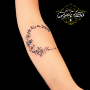 tatouage fleur de cerisier japonais, sakura. Tatouage branche florale en forme de lune. Réalisation par les meilleurs tatoueurs proche de Mérignac et Lacanau en Gironde