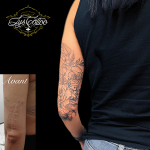 Tatouage derrière le bras, au dessus du coude, sur cicatrice, d’un tatouage floral fin et délicat. Réalisation par les plus grand tatoueurs de Bordeaux à Gradignan proche de Andernos les Bains et Le Haillan en Gironde.