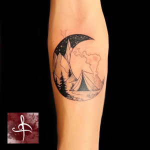 tatouage en forme de lune, paysage nocturne. Représentation de la montagne et du camping dans une tête dans la nature. Réalisé à Gradignan proche de Villenave d'Ornon et Créon en Gironde