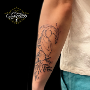 Tatouage avant bras, en dessous du coude, floral et arabesques, silhouetté suggérée de dragon. Tatouage réalisé,par les meilleurs tatoueur de Bordeaux à Gradignan proche de Pessac et Talence en Gironde.