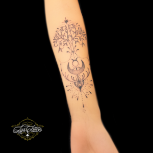 Tatouage avant bras femme, arbre de vie ornemental féminin. Réalisé par la meilleure tatoueuse de Bordeaux proche Mios et Biganos en Gironde