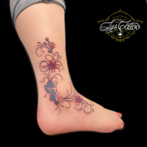 tatouage fleur de sakura japonais, fleur de cerisier en couleur et papillon. réalisation sur pied et cheville, malléole/ Fait dans le très bon salon de tatouage Lys Tattoo à coté de Biganos et La Teste en Gironde