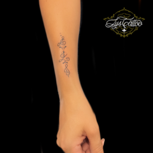 Tatouage sur le côté du bras, côté du poignet, femme. Tatouage petits symboles minimalistes et ornements décoratif. Réalisé à Gradignan proche de Le Bouscat et Lormont en Gironde
