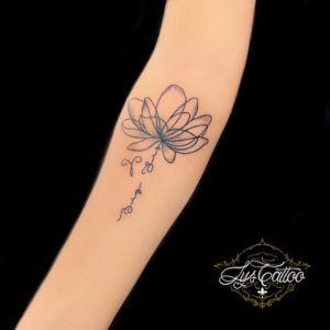 Tatouage fleur de lotus avant bras femme, style transparence légèreté. Tatouage réalisé dans le meilleur salon de tatouage à Villenave d’Ornon,proche de Cenon et Gradignan en Gironde