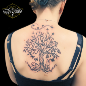 tatouage arbre de vie, dos, colonne vertébrale, femme. Fin et féminin. Réalisé dans le meilleur salon de tatouage de Bordeaux proche de Pessac et Mérignac