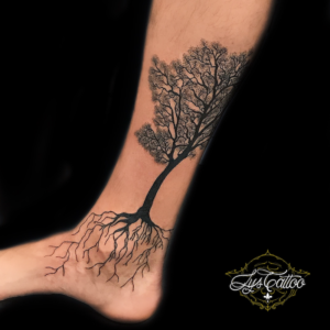 Tatouage arbre de vie, réalisé sur la jambe, cheville et pied. Arbre avec feuilles, trans et racines, réalisé par les meilleurs tatoueurs à Villenave d'Ornon proche de Bègles et Bouliac