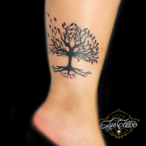 Tatouage arbre de vie sur cheville de femme. tatouage réalisé par la meilleure tatoueuse de Bordeaux proche de Cenon et Lormont en Gironde