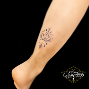 Un tatouage de lotus ornemental peut être à la fois esthétique et symbolique. Le lotus est une fleur chargée de significations profondes dans de nombreuses cultures, symbolisant la pureté, la spiritualité et le renouveau. Lorsqu'il est représenté de manière ornementale, le lotus peut être entouré de motifs géométriques complexes, de mandalas ou d'autres éléments décoratifs qui ajoutent une dimension supplémentaire à sa beauté. Au salon Lys Tattoo à Gragignan, près de Bordeaux, nos artistes experts peuvent créer un tatouage de lotus ornemental personnalisé qui capture toute la grâce et la délicatesse de cette fleur sacrée. Que vous souhaitiez un design réaliste mettant en valeur les détails des pétales ou une interprétation plus stylisée et artistique, nous sommes là pour vous aider à créer un tatouage qui reflète votre essence et votre esthétique avec professionnalisme et créativité