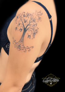 Tatouage arbre de vie réalisé sur l'épaule d'une femme. Tout en finesse et délicatesse avec des courbes, volutes et arabesques. Réalisé dans le meilleur salon de tatouage de Bordeaux proche de Léognan et Cestas