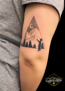 Tatouage forme géométrique, triangle, sur Hat du bras, derrière le coude, femme. Tatouage effectué dans le meilleur salon de tatouage proche de Mérignac et Blanquefort en Gironde