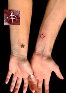 Connexion Astrale : Tatouage d’Étoiles en Couple Ces petits tatouages d'étoiles jumelles, simples mais élégants, ornent les poignets d'un couple, symbolisant leur union et leur complicité. Chaque étoile, l'une pleine et l'autre en contour, est une petite mais puissante représentation de leur lumière partagée et de leur direction commune dans la vie. Discrets et intemporels, ces tatouages captivent par leur simplicité et leur signification. Ils reflètent l'essence d'un amour et d'un partenariat qui est aussi constant que les étoiles dans le ciel nocturne. Réalisés dans le meilleur salon de tatouage de la Gironde, situé à proximité de Bordeaux et du Bassin d'Arcachon, ces tatouages sont l'œuvre d'artistes de renom à Saint Médard en Jalles et Bègles. Notre salon est réputé pour sa capacité à créer des liens uniques à travers l'art du tatouage, capturant des moments et des sentiments éternels dans chaque pièce conçue.