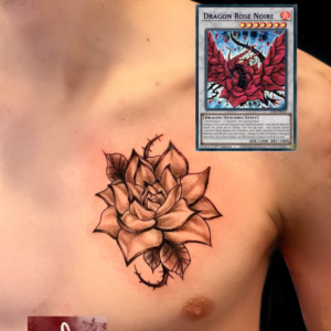 Influence du Jeu de Cartes : Tatouage de la Fleur du Dragon Rose Noire Ce tatouage pectoral pour homme, remarquable par son esthétique finement travaillée, représente une fleur majestueuse, inspirée de la célèbre carte Yu-Gi-Oh! "Dragon Rose Noire". Chaque pétale est gravé avec un détail minutieux, reflétant la puissance et l'élégance du dragon qu'il symbolise. Cette pièce est plus qu'un simple tatouage; c'est une œuvre d'art qui incarne la passion du porteur pour l'univers du jeu de cartes et son appréciation pour la beauté complexe et mystérieuse des créatures mythiques. Réalisation d'exception du meilleur salon de tatouage de la Gironde, ce tatouage près de Bordeaux et du Bassin d'Arcachon est l'œuvre des meilleurs tatoueurs de la région, notamment de Saint Médard en Jalles et Bègles. Ce salon est connu pour son excellence et sa capacité à donner vie aux passions de ses clients à travers des tatouages uniques et personnalisés.