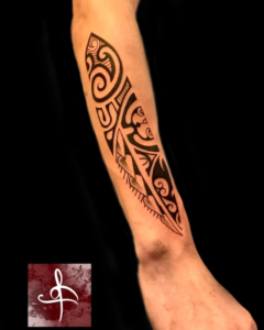 "Tradition et Tendances - Art Maori Sur Peau" Ornant l'avant-bras de cet homme, ce tatouage est une célébration du style maori et polynésien, un hommage vivant à une culture ancienne et à son art corporel unique. Avec ses lignes audacieuses et ses motifs complexes, le tatouage reflète les valeurs de force, de courage et de connexion à la nature, chères aux traditions Maori. La précision de chaque courbe et le contraste profond de l'encre sur la peau témoignent de l'expertise de nos tatoueurs, reconnus parmi les meilleurs de Gironde, à proximité immédiate de Bordeaux et du Bassin d'Arcachon. Notre salon, un point de référence pour les amateurs d'art corporel à Mérignac et Pessac, est fier de cette pièce qui est autant une déclaration d'identité qu'un bijou visuel. Nous croyons que chaque tatouage est un voyage personnel, une expression de l'âme gravée sur le corps. Ce tatouage, inspiré par l'art polynésien, est une oeuvre d'art qui raconte une histoire de voyages, d'héritage, et de l'esprit indomptable de ceux qui naviguent entre les îles de la vie.