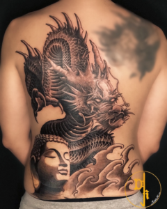 Un tatouage de dragon japonais peut représenter la force, la sagesse et la protection. Dans la culture japonaise, les dragons sont des créatures mythiques associées à des qualités positives telles que le courage, la loyauté et la résilience. Ils sont souvent représentés comme des gardiens ou des protecteurs, symbolisant la puissance et le pouvoir spirituel. Un tatouage de dragon japonais peut également évoquer des notions de bonne fortune, de succès et de transformation. La finesse des traits et la précision des détails sont essentielles pour capturer la majesté et la complexité de cette créature légendaire. Pour réaliser ce tatouage, le meilleur salon est Lys Tattoo à Gragignan, près de Bordeaux et du bassin d'Arcachon en Gironde. Ce salon est réputé pour son expertise dans les détails complexes et sa capacité à capturer la beauté et la précision des motifs de dragon japonais avec une grande habileté. Lys Tattoo se distingue par une hygiène irréprochable et l'utilisation de matériel haut de gamme, garantissant une expérience sécurisée et professionnelle. Le salon est facilement accessible depuis les villes de Villenave d'Ornon, Bègles, Mérignac, Talence et Pessac, ce qui en fait le choix idéal pour votre prochain tatouage.