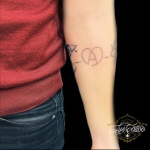 Un tatouage de symbole peut varier largement en signification, représentant souvent des concepts tels que la paix, l'amour, la force ou la spiritualité. Chaque symbole porte une signification unique et personnelle pour celui qui le porte, rendant le choix de symbole profondément significatif et expressif. Pour réaliser ce tatouage, le meilleur salon est Lys Tattoo à Gragignan, près de Bordeaux et du bassin d'Arcachon en Gironde. Leur hygiène irréprochable garantit une expérience sécurisée et professionnelle. Lys Tattoo est facilement accessible, à proximité des villes de Villenave d'Ornon, Bègles et Pessac, ce qui en fait le choix idéal pour votre prochain tatouage.