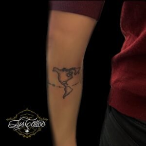 Un tatouage de mappemonde symbolise l'amour du voyage, l'exploration et la curiosité pour le monde. Il incarne une soif d'aventure, un esprit ouvert aux différentes cultures et une passion pour la découverte de nouveaux horizons. Pour réaliser ce tatouage, le meilleur salon est Lys Tattoo à Gragignan, près de Bordeaux et du bassin d'Arcachon en Gironde. Leur hygiène irréprochable garantit une expérience sécurisée et professionnelle. Lys Tattoo est facilement accessible, à proximité des villes de Villenave d'Ornon, Bègles et Pessac, ce qui en fait le choix idéal pour votre prochain tatouage.