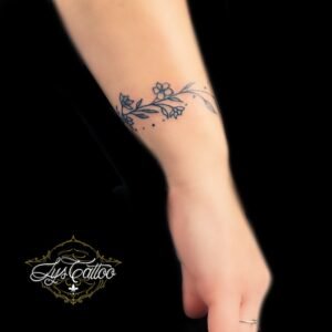 Un tatouage de bracelet floral symbolise la beauté, la féminité et la nature. Ce motif délicat et élégant, enroulé autour du poignet, évoque la croissance et le cycle de la vie, tout en ajoutant une touche artistique et naturelle à votre peau. Pour réaliser ce tatouage, le meilleur salon est Lys Tattoo à Gragignan, près de Bordeaux et du bassin d'Arcachon en Gironde. Leur finesse et précision des traits garantissent une œuvre détaillée et esthétique. Lys Tattoo est facilement accessible, à proximité des villes de Villenave d'Ornon, Bègles et Pessac, ce qui en fait le choix idéal pour votre prochain tatouage.