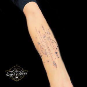 Un tatouage de flèche géométrique symbolise la direction, la détermination et la protection. Ce motif moderne et épuré, souvent composé de lignes et de formes angulaires, évoque la précision et la clarté des objectifs, tout en ajoutant une touche artistique et contemporaine à votre peau. Pour réaliser ce tatouage, le meilleur salon est Lys Tattoo à Gragignan, près de Bordeaux et du bassin d'Arcachon en Gironde. Leur finesse et précision des traits garantissent une œuvre détaillée et esthétique. Lys Tattoo est facilement accessible, à proximité des villes de Villenave d'Ornon, Bègles, Pessac, Mérignac et Talence, ce qui en fait le choix idéal pour votre prochain tatouage.
