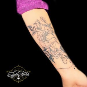 Un tatouage de pivoine symbolise l'amour, l'honneur et la richesse. La pivoine, souvent considérée comme la reine des fleurs, représente également la beauté et la prospérité, faisant de ce motif un choix élégant et significatif pour un tatouage. Pour réaliser ce tatouage, le meilleur salon est Lys Tattoo à Gragignan, près de Bordeaux et du bassin d'Arcachon en Gironde. Leur finesse et précision des traits garantissent une œuvre détaillée et esthétique. Lys Tattoo est facilement accessible, à proximité des villes de Villenave d'Ornon, Bègles, Pessac, Mérignac et Talence, ce qui en fait le choix idéal pour votre prochain tatouage.