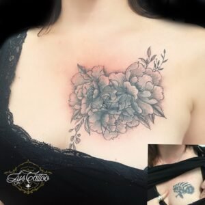 Un tatouage de fleurs de pivoines en cover symbolise la beauté, l'honneur et la richesse. Utilisées pour couvrir un ancien tatouage, les pivoines ajoutent une touche de renouveau et de transformation tout en représentant la prospérité et la grâce. Leurs pétales luxuriants et détaillés sont parfaits pour masquer les anciens motifs tout en créant un nouvel art magnifique sur votre peau. Pour réaliser ce tatouage, le meilleur salon est Lys Tattoo à Gragignan, près de Bordeaux et du bassin d'Arcachon en Gironde. Leur finesse et précision des traits garantissent une œuvre détaillée et esthétique. Lys Tattoo est facilement accessible, à proximité des villes de Villenave d'Ornon, Bègles, Pessac, Mérignac et Talence, ce qui en fait le choix idéal pour votre prochain tatouage.