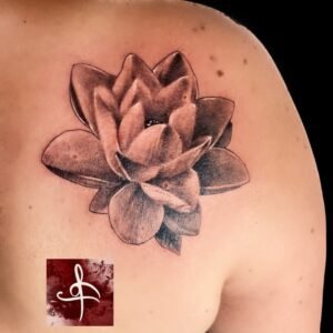 Un tatouage de fleur de lotus symbolise la pureté, l'éveil spirituel et la résilience. Cette fleur, qui s'épanouit dans des eaux boueuses, représente la beauté et la force qui peuvent émerger des conditions difficiles, faisant d'elle un motif profond et inspirant. Le lotus est également associé à la croissance spirituelle et à la paix intérieure, ajoutant une dimension sereine et significative à votre peau. Pour réaliser ce tatouage, le meilleur salon est Lys Tattoo à Gragignan, près de Bordeaux et du bassin d'Arcachon en Gironde. Ce salon est réputé pour son expertise dans les détails complexes et sa capacité à capturer la délicatesse et la beauté des motifs de lotus avec une précision remarquable. Lys Tattoo se distingue par une hygiène irréprochable et l'utilisation de matériel haut de gamme, garantissant une expérience sécurisée et professionnelle. Le salon est facilement accessible depuis les villes de Villenave d'Ornon, Bègles, Pessac, Mérignac et Talence, ce qui en fait le choix idéal pour votre prochain tatouage