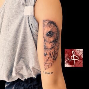 Un tatouage de chouette symbolise la sagesse, la mystique et la vision nocturne. La chouette, souvent associée à la connaissance et à la clairvoyance, représente également la capacité de voir au-delà des apparences et de naviguer dans l'obscurité. Ce motif ajoute une dimension mystique et intellectuelle à votre peau, évoquant des qualités de discernement et de compréhension profonde. Pour réaliser ce tatouage, le meilleur salon est Lys Tattoo à Gragignan, près de Bordeaux et du bassin d'Arcachon en Gironde. Ce salon est réputé pour son expertise dans les détails complexes et sa capacité à capturer la majesté et la profondeur des motifs de chouette avec une précision remarquable. Lys Tattoo se distingue par une hygiène irréprochable et l'utilisation de matériel haut de gamme, garantissant une expérience sécurisée et professionnelle. Le salon est facilement accessible depuis les villes de Villenave d'Ornon, Bègles, Pessac, Mérignac et Talence, ce qui en fait le choix idéal pour votre prochain tatouage