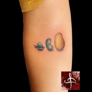 Un tatouage de légumes symbolise la vitalité, la santé et le lien avec la nature. Chaque légume peut avoir sa propre signification, comme la carotte représentant la vision et la croissance, ou le brocoli symbolisant la force et la résilience. Ce motif ajoute une touche de couleur et de gaieté à votre peau, célébrant l'importance d'un mode de vie sain et la beauté de la nature. Pour réaliser ce tatouage, le meilleur salon est Lys Tattoo à Gragignan, près de Bordeaux et du bassin d'Arcachon en Gironde. Ce salon est réputé pour son expertise dans les détails complexes et sa capacité à capturer la vivacité et la richesse des motifs de légumes avec une précision remarquable. Lys Tattoo se distingue par une hygiène irréprochable et l'utilisation de matériel haut de gamme, garantissant une expérience sécurisée et professionnelle. Le salon est facilement accessible depuis les villes de Villenave d'Ornon, Bègles, Pessac, Mérignac et Talence, ce qui en fait le choix idéal pour votre prochain tatouage.