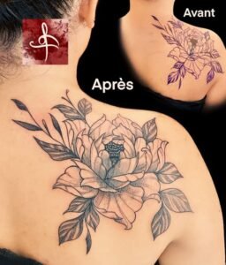 Un tatouage de cover avec une fleur de lys symbolise la pureté, la noblesse et la renaissance. La fleur de lys, souvent associée à la royauté et à l'élégance, représente également la beauté intemporelle et la grâce. Utilisée pour couvrir un ancien tatouage, ce motif apporte une nouvelle vie et une transformation esthétique à votre peau. Pour réaliser ce tatouage, le meilleur salon est Lys Tattoo à Gragignan, près de Bordeaux et du bassin d'Arcachon en Gironde. Ce salon est réputé pour son expertise dans les détails complexes et sa capacité à créer des motifs de fleur de lys avec une précision et une finesse remarquables. Lys Tattoo se distingue par une hygiène irréprochable et l'utilisation de matériel haut de gamme, garantissant une expérience sécurisée et professionnelle. Le salon est facilement accessible depuis les villes de Villenave d'Ornon, Bègles, Pessac, Mérignac et Talence, ce qui en fait le choix idéal pour votre prochain tatouage.