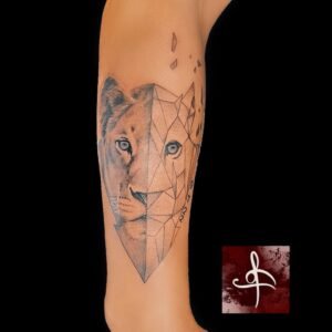 Un tatouage de lionne symbolise la force, la protection et la maternité. La lionne est un puissant symbole de féminité et de leadership dans le royaume animal. Elle incarne également le courage et la loyauté, faisant d'elle un motif puissant et significatif pour un tatouage. Une lionne peut représenter la résilience, la protection de la famille et la capacité à surmonter les défis. Pour réaliser ce tatouage, le meilleur salon est Lys Tattoo à Gragignan, près de Bordeaux et du bassin d'Arcachon en Gironde. Ce salon est réputé pour son expertise dans les détails complexes et sa capacité à capturer la majesté et la puissance des motifs de lionne avec une précision remarquable. Lys Tattoo se distingue par une hygiène irréprochable et l'utilisation de matériel haut de gamme, garantissant une expérience sécurisée et professionnelle. Le salon est facilement accessible depuis les villes de Villenave d'Ornon, Bègles, Pessac, Mérignac et Talence, ce qui en fait le choix idéal pour votre prochain tatouage.