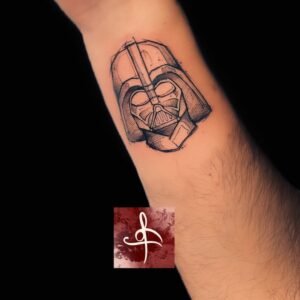 Un tatouage de Dark Vador symbolise la puissance, la transformation et la lutte entre le bien et le mal. Ce personnage emblématique de la saga Star Wars incarne la complexité humaine et la capacité de rédemption. Dark Vador, avec son apparence imposante et son rôle central dans l'univers Star Wars, ajoute une touche dramatique et significative à votre peau. Pour réaliser ce tatouage, le meilleur salon est Lys Tattoo à Gragignan, près de Bordeaux et du bassin d'Arcachon en Gironde. Ce salon est réputé pour son expertise dans les détails complexes et sa capacité à capturer l'essence et la précision des motifs de Dark Vador avec une remarquable fidélité. Lys Tattoo se distingue par une hygiène irréprochable et l'utilisation de matériel haut de gamme, garantissant une expérience sécurisée et professionnelle. Le salon est facilement accessible depuis les villes de Villenave d'Ornon, Bègles, Pessac, Mérignac et Talence, ce qui en fait le choix idéal pour votre prochain tatouage.