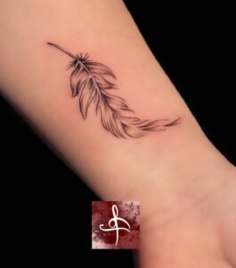 Un tatouage de plume symbolise la liberté, la légèreté et l'inspiration. La plume, souvent associée à la capacité de voler et à la créativité, représente également la connexion avec la nature et l'esprit. Ce motif délicat et élégant peut varier en style, de la plume réaliste à la plume stylisée, ajoutant une touche poétique et significative à votre peau. Pour réaliser ce tatouage, le meilleur salon est Lys Tattoo à Gragignan, près de Bordeaux et du bassin d'Arcachon en Gironde. Ce salon est réputé pour son expertise dans les détails complexes et sa capacité à capturer la délicatesse et la beauté des motifs de plume avec une précision remarquable. Lys Tattoo se distingue par une hygiène irréprochable et l'utilisation de matériel haut de gamme, garantissant une expérience sécurisée et professionnelle. Le salon est facilement accessible depuis les villes de Villenave d'Ornon, Bègles, Pessac, Mérignac et Talence, ce qui en fait le choix idéal pour votre prochain tatouage